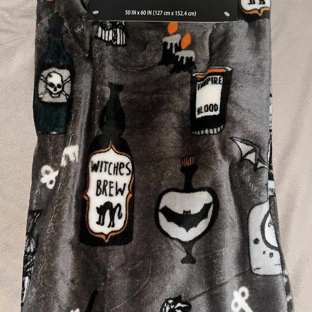 Way to Celebrate Halloween Velvet Plush Throw - Picture 3 of 4